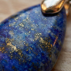 Naszyjnik z naturalnym lapis lazuli w kształcie szlachetnej kropli - zdjęcie 3