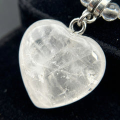 Naszyjnik z kryształem górskim w kształcie serca i koralikami - zdjęcie 3