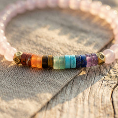 Bransoletka z kwarcu różowego i ametystu 7 czakr. Kolorowa biżuteria z kamieni naturalnych w stylu boho.