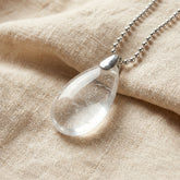 Naszyjnik z naturalnym kryształem górskim w kształcie eleganckiej kropli - zdjęcie 1