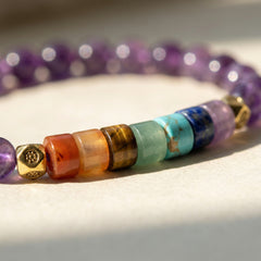 Bransoletka z ametystem i kamieniami 7 czakr, fioletowe i kolorowe mini koraliki ze złotymi akcentami.