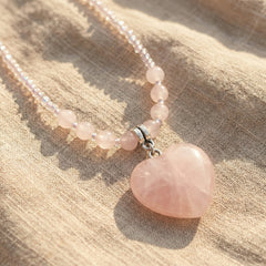Naszyjnik z kwarcem różowym serce i ozdobnymi koralikami vintage - zdjęcie 1