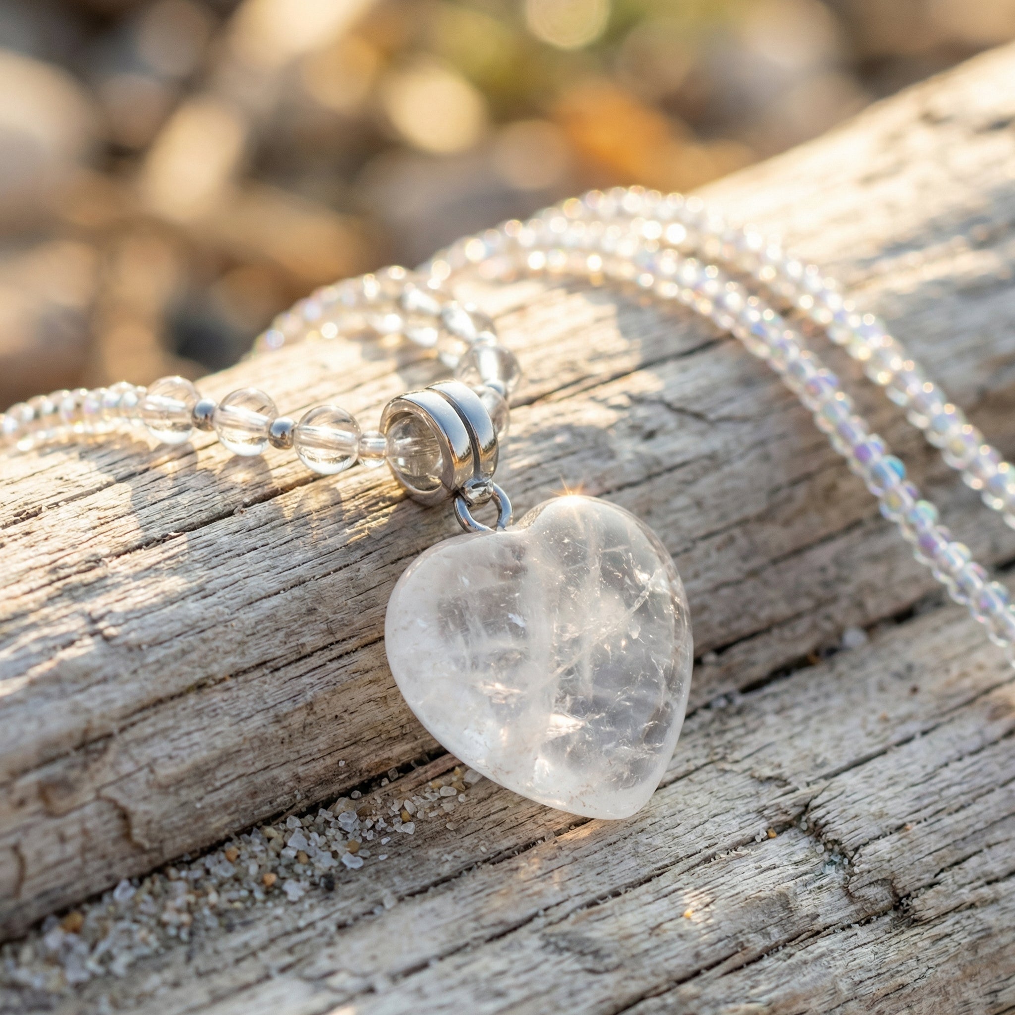 Naszyjnik z kryształem górskim w kształcie serca i koralikami - zdjęcie 2