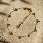 Bransoletka z zielonym awenturynem naturalnym i eleganckim złotym łańcuszkiem.