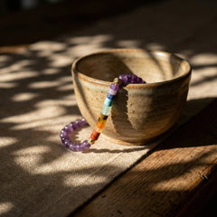 Bransoletka z ametystem i kamieniami 7 czakr mini koraliki, fioletowa biżuteria w stylu minimalistycznym