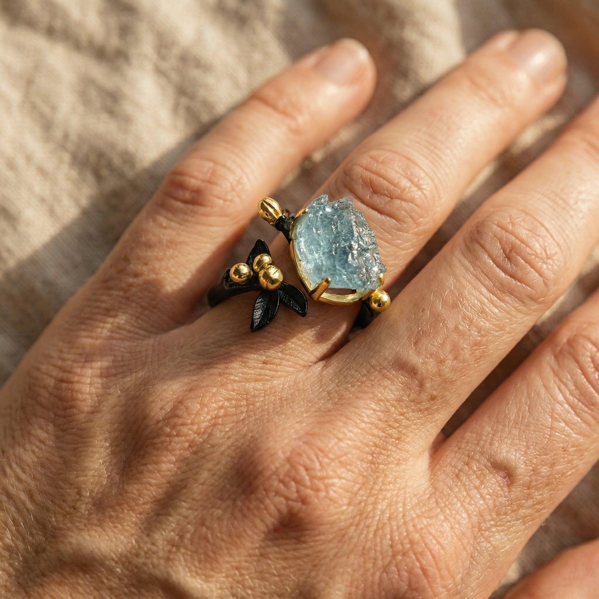 Pierścionek regulowany z akwamarynem naturalnym i motywem botanicznym - zdjęcie 6