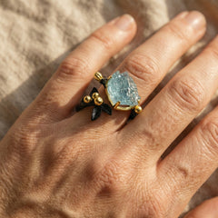 Pierścionek regulowany z akwamarynem naturalnym i motywem botanicznym - zdjęcie 6