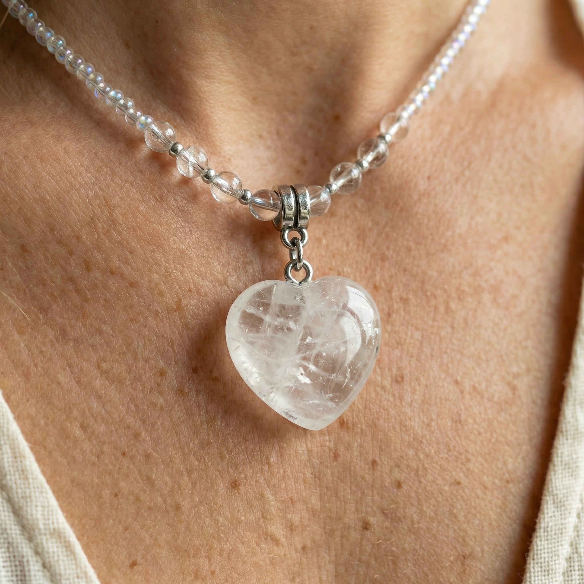 Naszyjnik z kryształem górskim w kształcie serca i koralikami - zdjęcie 6