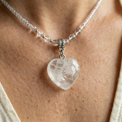 Naszyjnik z kryształem górskim w kształcie serca i koralikami - zdjęcie 6