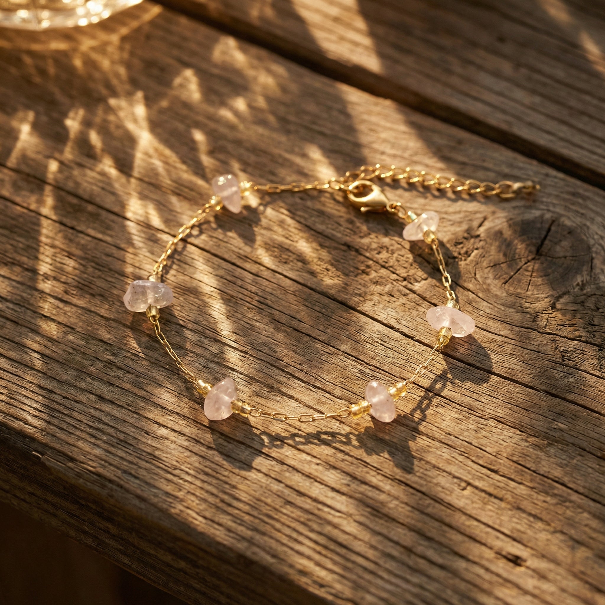 Bransoletka z kwarcem różowym i pozłacanym wykończeniem - zdjęcie 5