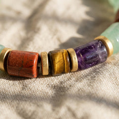 Bransoletka z naturalnym awenturynem i kamieniami 7 czakr: jaspis, tygrysie oko i ametyst ze złotymi przekładkami.