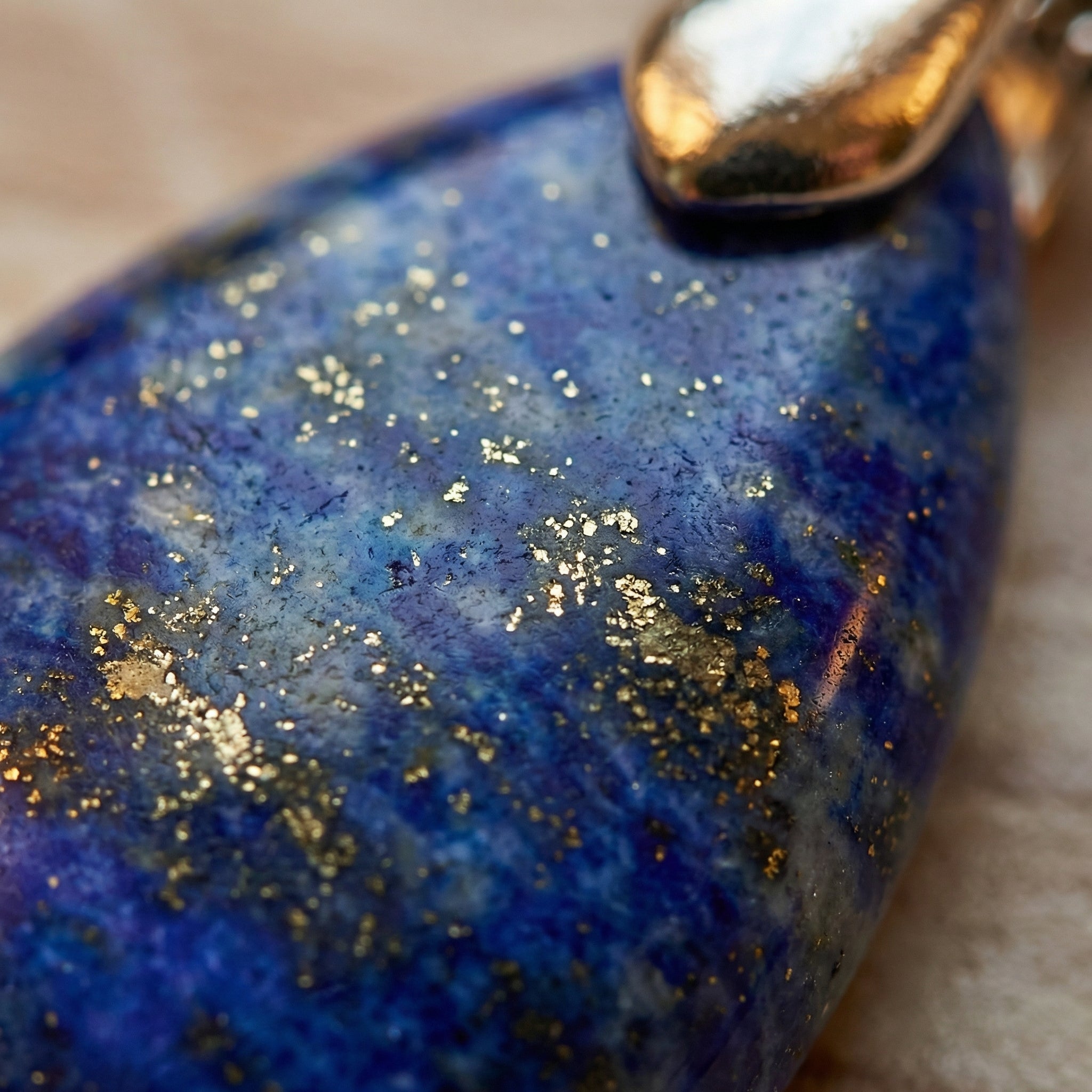 Naszyjnik z naturalnym lapis lazuli w kształcie szlachetnej kropli - zdjęcie 3