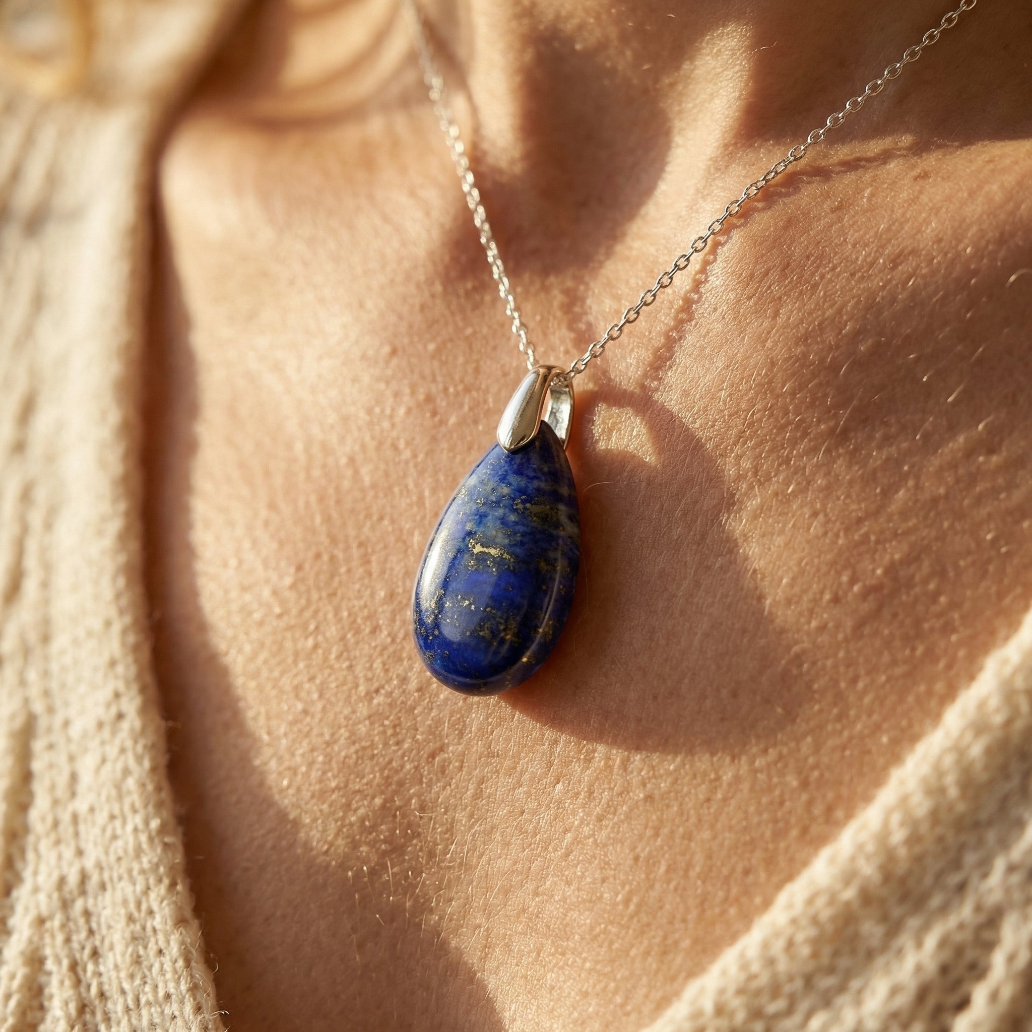 Zawieszka z naturalnym lapisem lazuli w kształcie szlachetnej kropli - zdjęcie 6