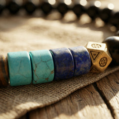 Bransoletka 7 czakr z koralikami z turkusu, lapis lazuli i czarnego obsydianu oraz złotym elementem ozdobnym.