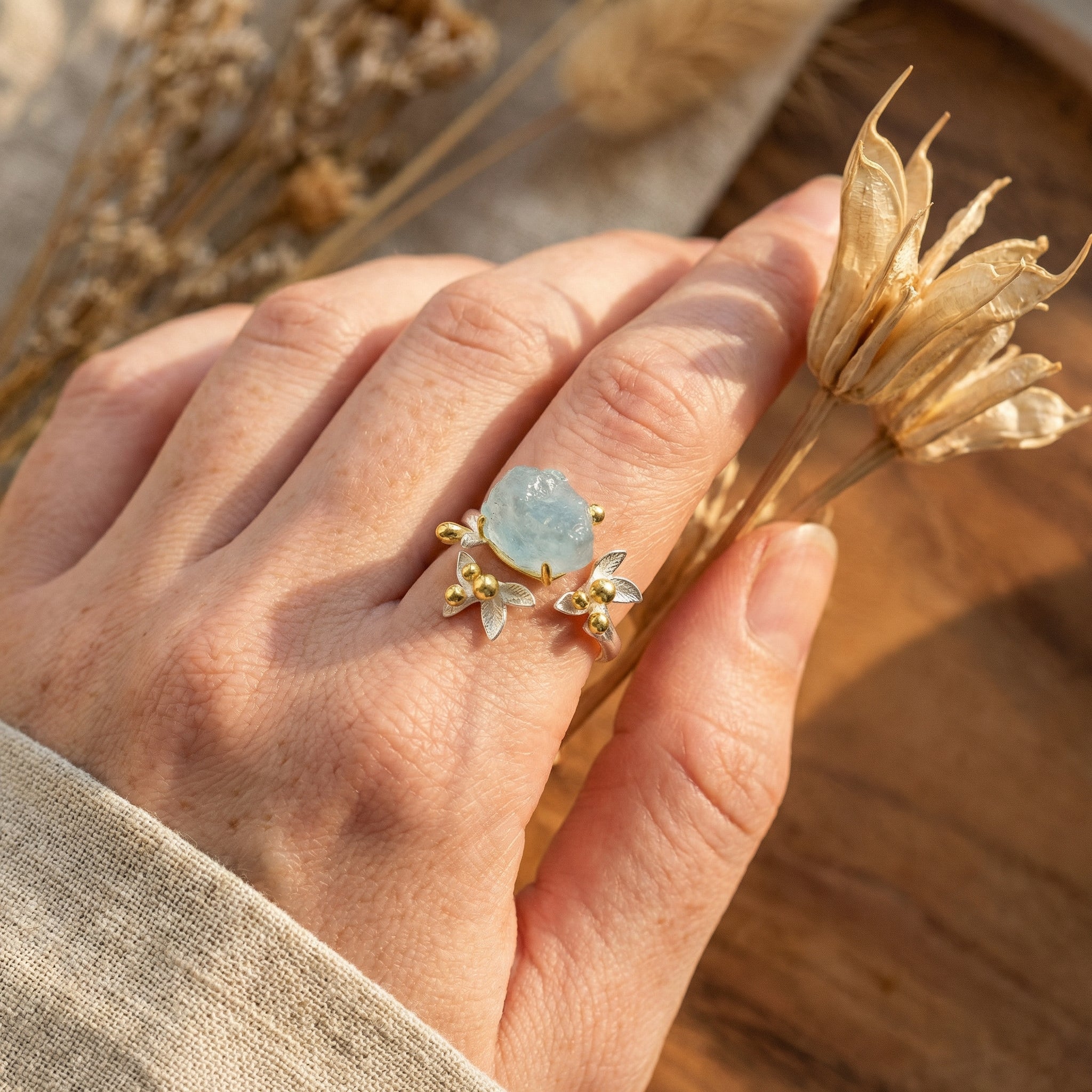 Pierścionek z akwamarynem naturalnym regulowany z motywem kwiatowym - zdjęcie 7