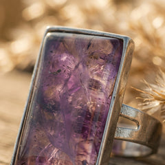 Regulowany pierścionek z prostokątnym naturalnym ametystem w srebrnej oprawie.