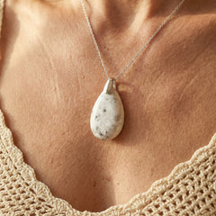 Wisiorek z naturalnym howlitem w kształcie kropli w stylu boho - zdjęcie 6