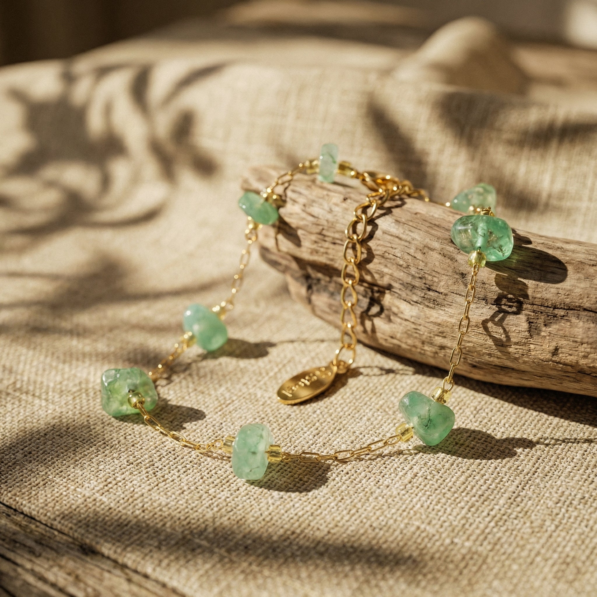 Bransoletka z awenturynem naturalnym i eleganckim złotym łańcuszkiem, biżuteria z zielonymi kamieniami