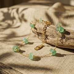 Bransoletka z awenturynem naturalnym i eleganckim złotym łańcuszkiem, biżuteria z zielonymi kamieniami