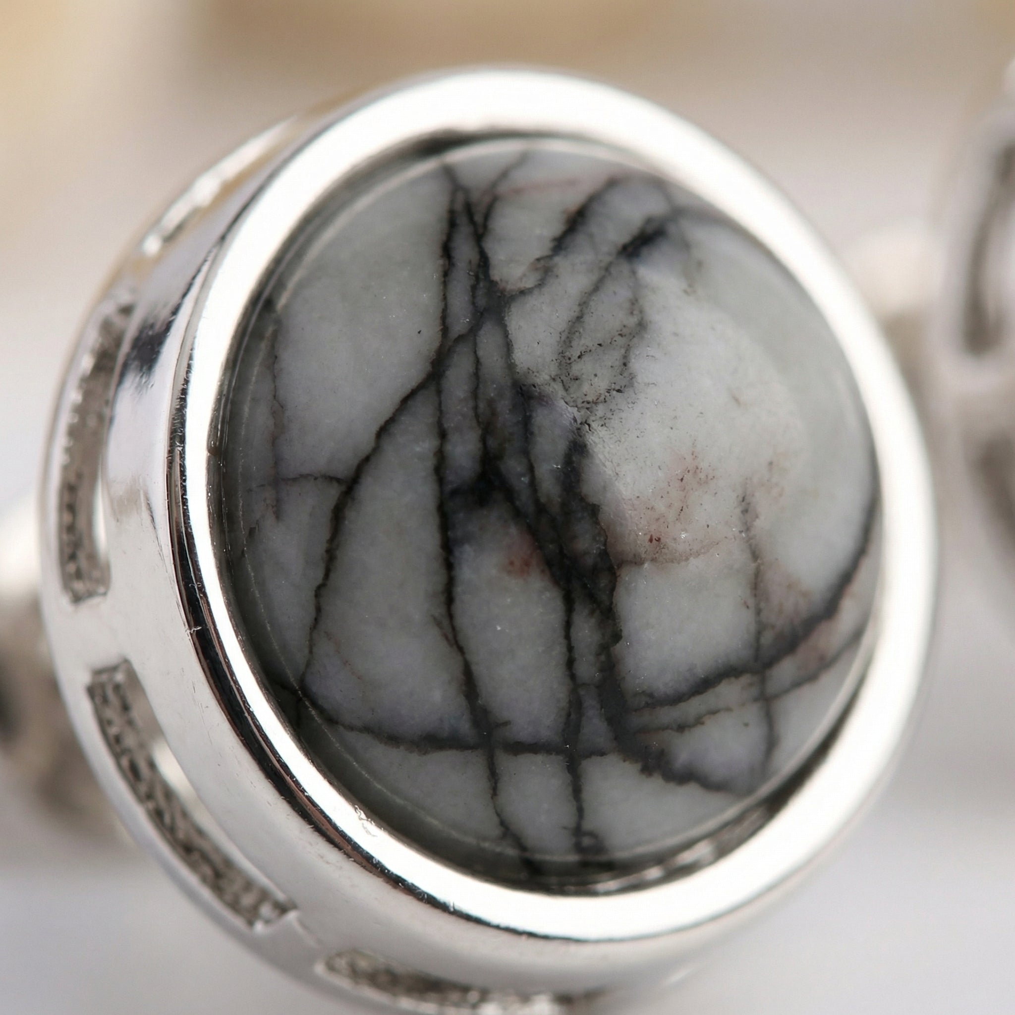 Kolczyki sztyfty z black line stone i srebrnym wykończeniem - zdjęcie 3