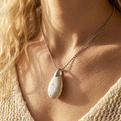 Naszyjnik z białym turkusem w kształcie eleganckiej kropli - zdjęcie 6