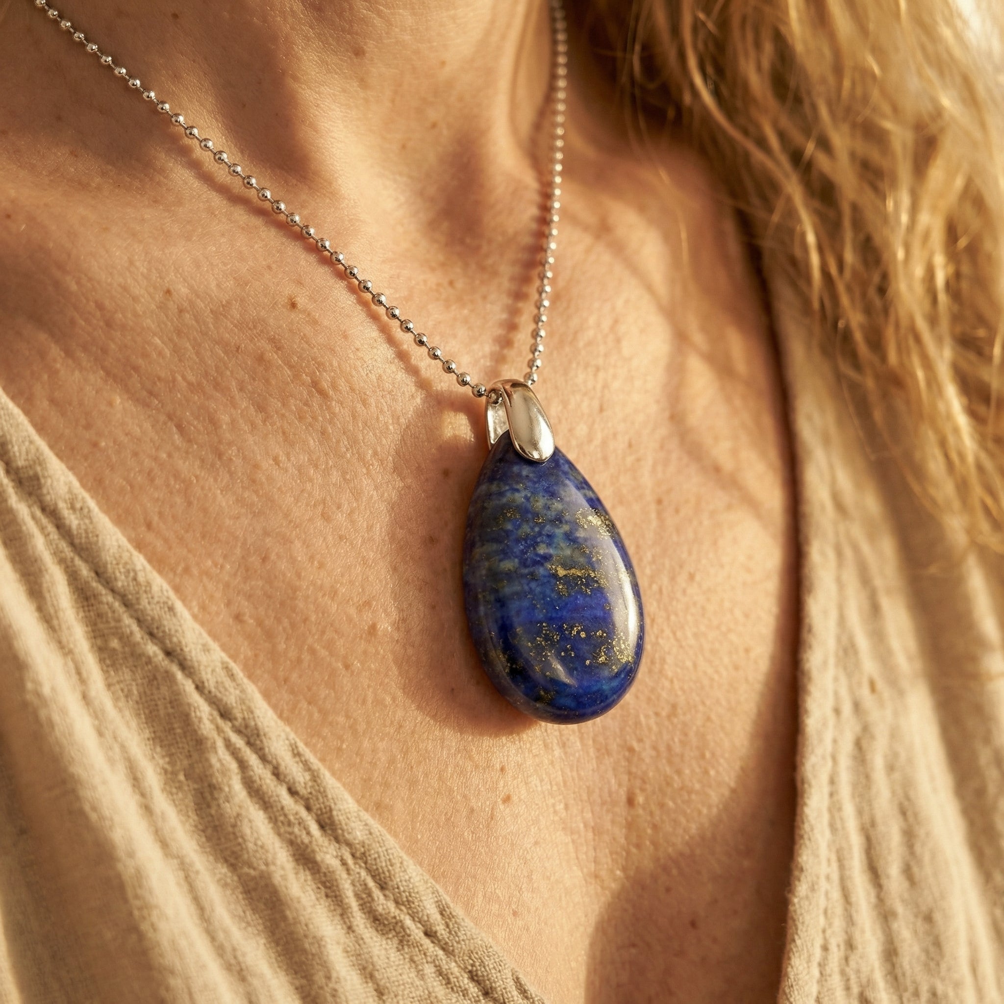 Naszyjnik z naturalnym lapis lazuli w kształcie szlachetnej kropli - zdjęcie 6