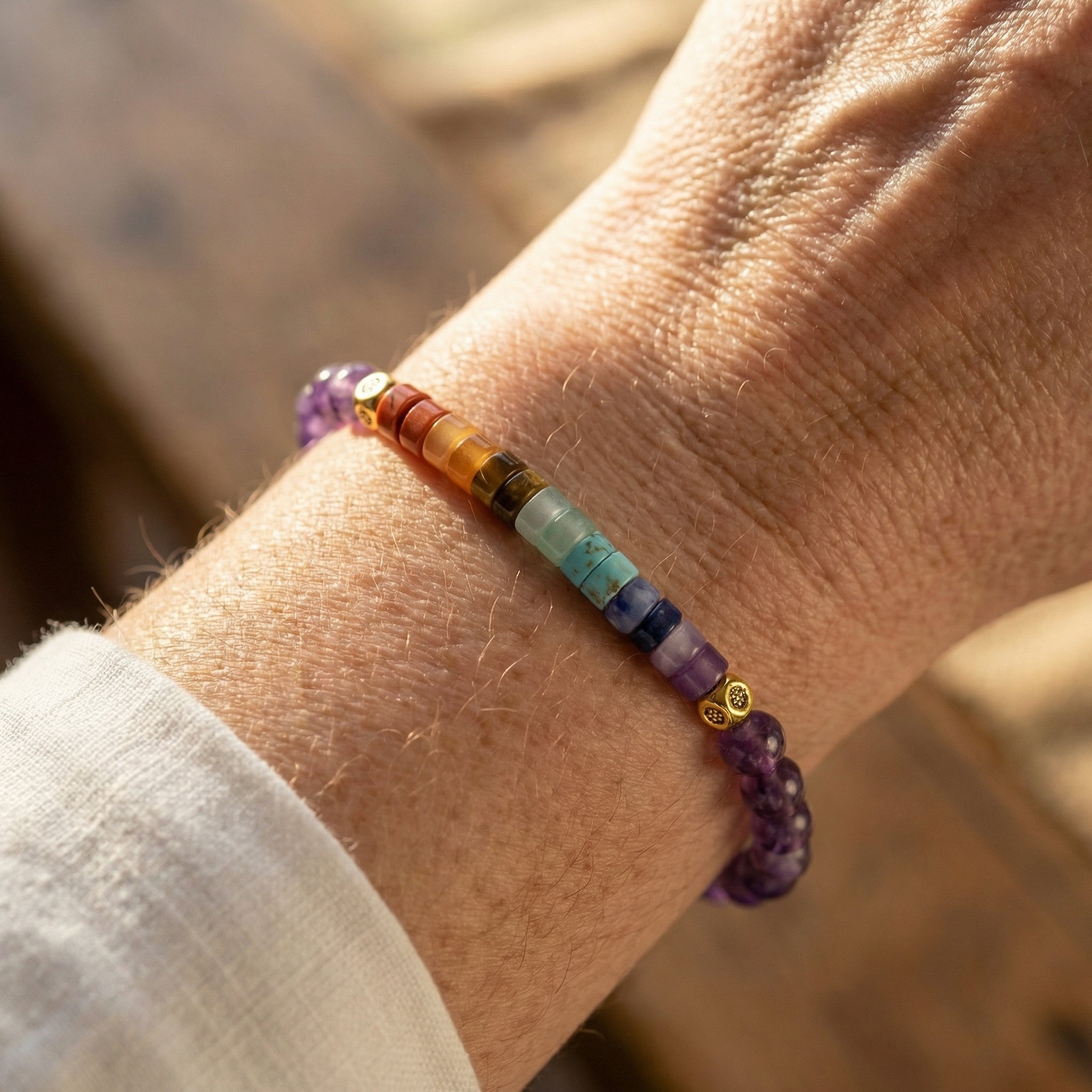 Bransoletka z ametystem i kamieniami 7 czakr, mini koraliki ze złotymi detalami na nadgarstku, styl boho.