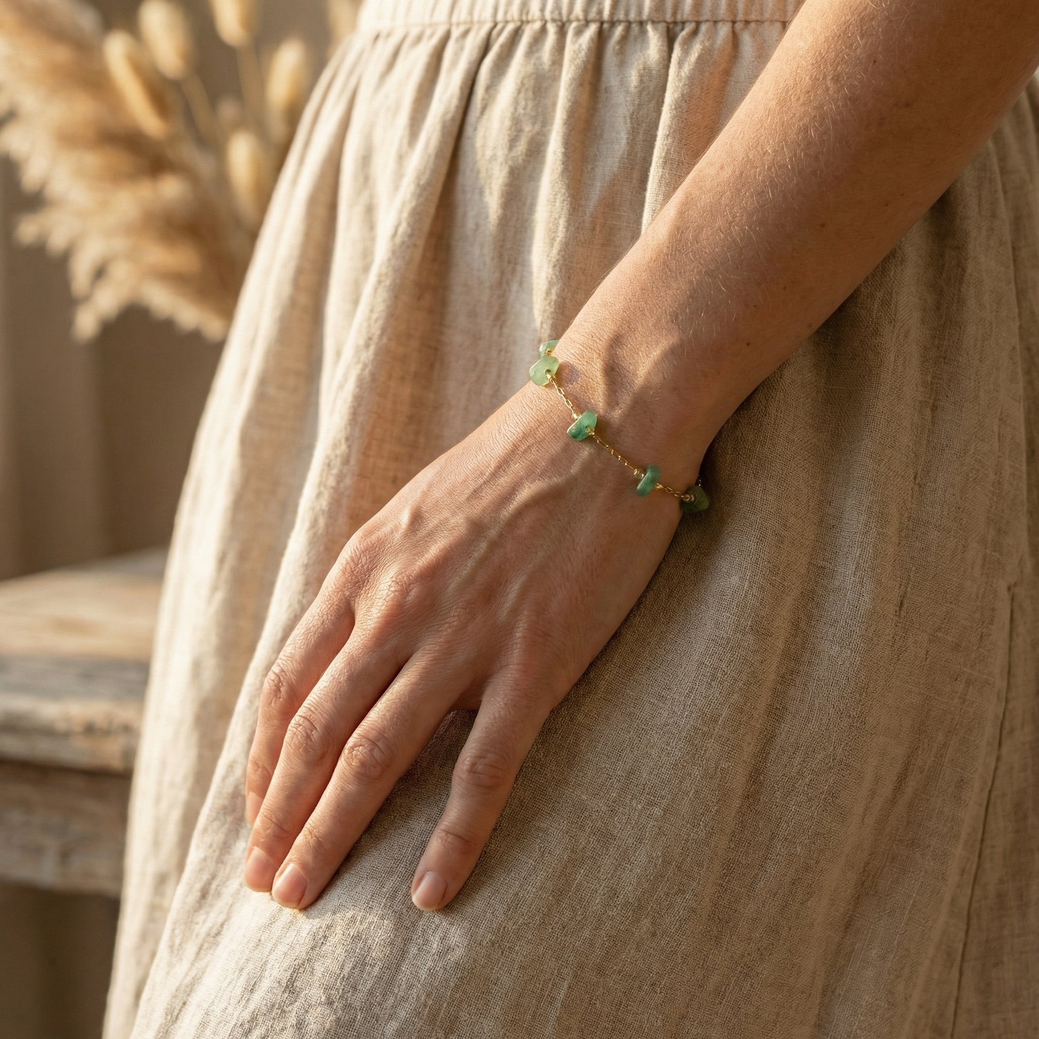 Elegancka bransoletka z naturalnym awenturynem na złotym łańcuszku. Minimalistyczna biżuteria z zielonym kamieniem.