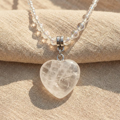 Naszyjnik z kryształem górskim w kształcie serca i koralikami - zdjęcie 1