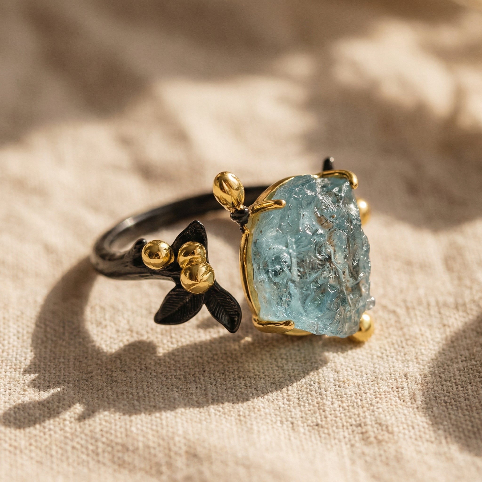 Pierścionek regulowany z akwamarynem naturalnym i motywem botanicznym - zdjęcie 2