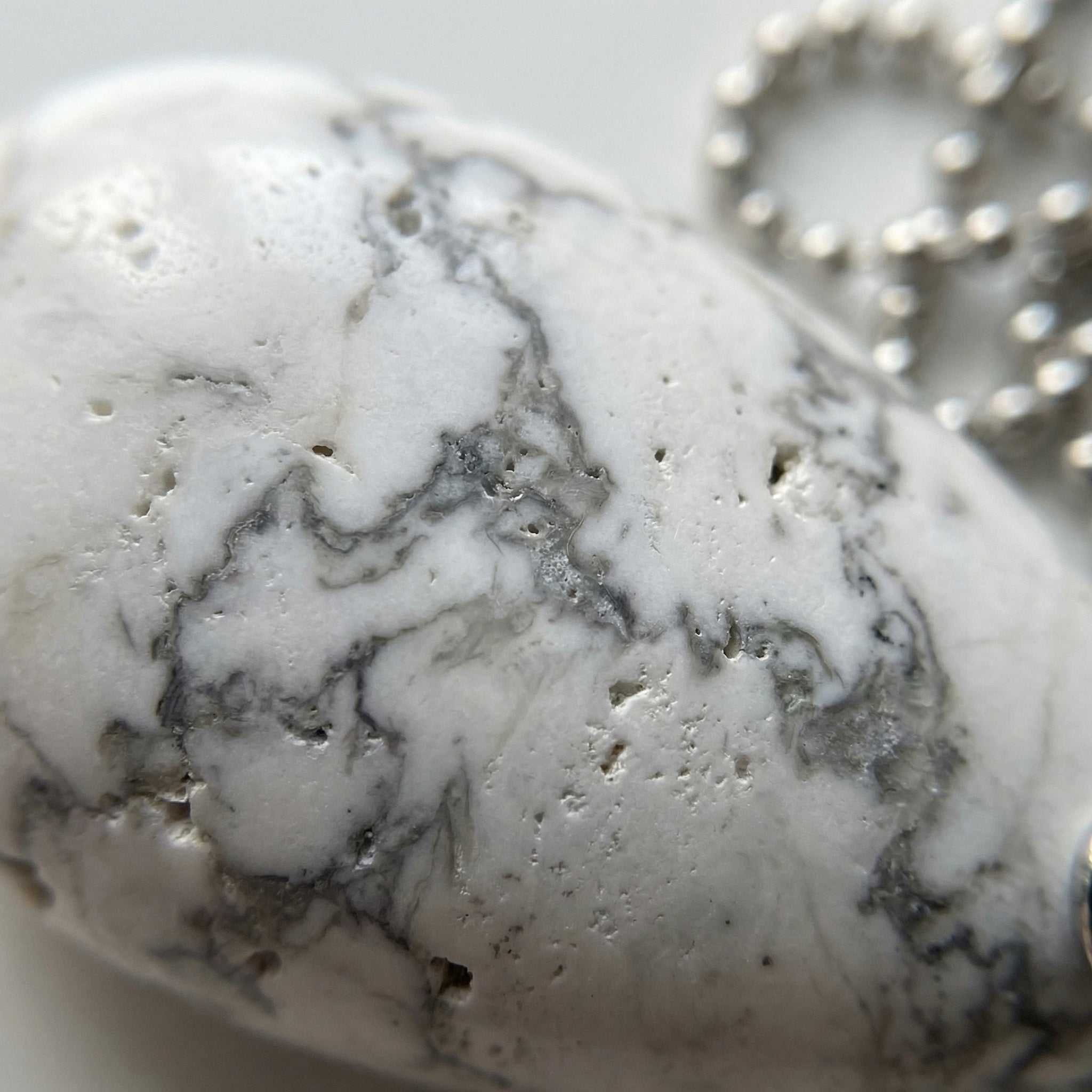 Naszyjnik z białym turkusem w kształcie eleganckiej kropli - zdjęcie 3