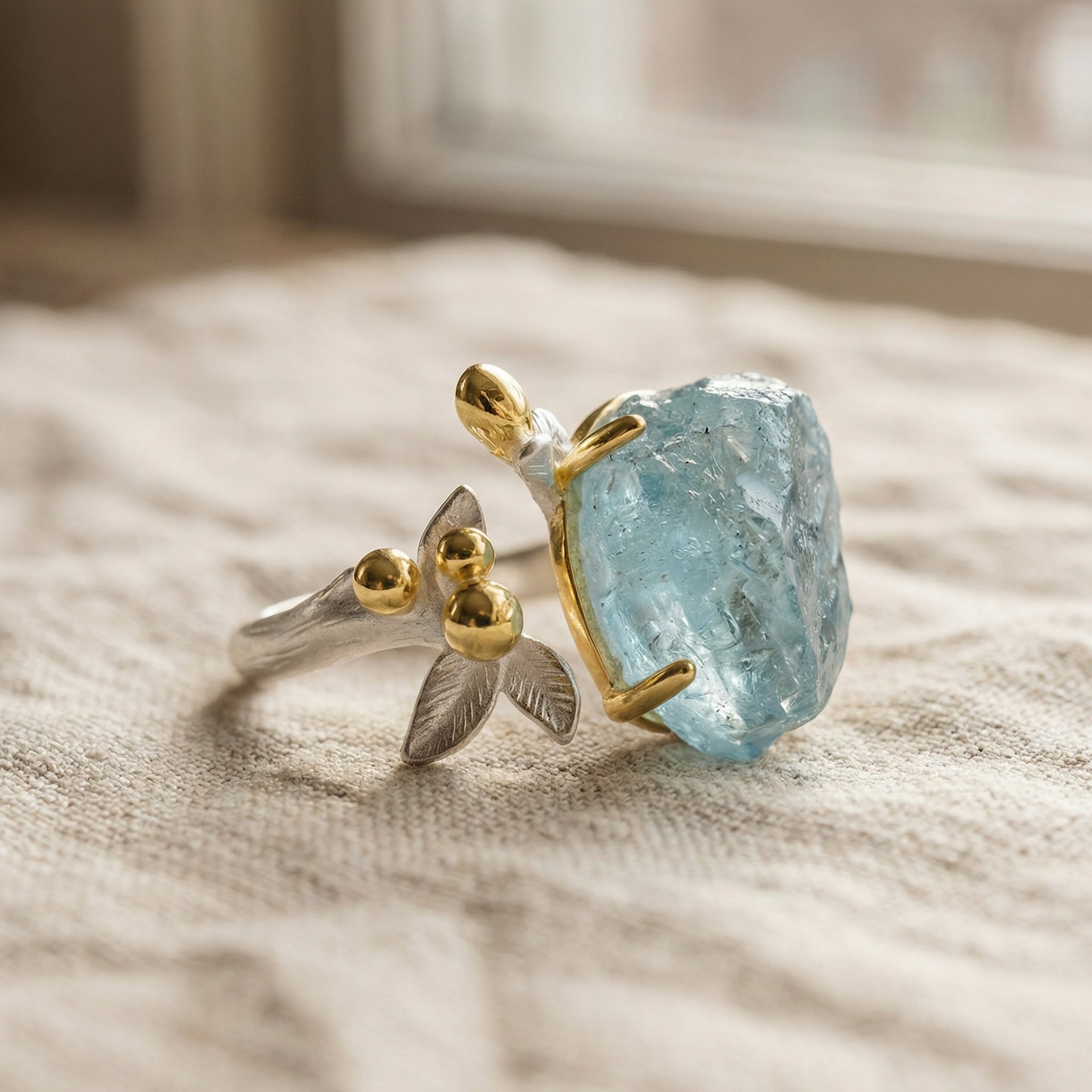 Pierścionek z akwamarynem naturalnym regulowany z motywem kwiatowym - zdjęcie 2