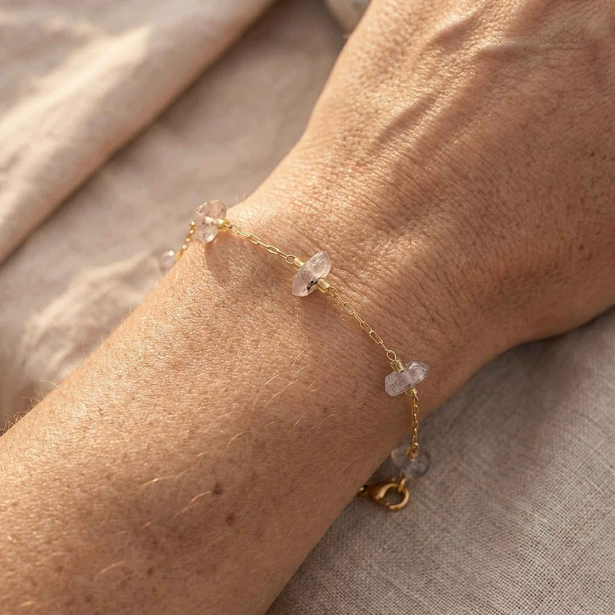 Bransoletka z kwarcem różowym i pozłacanym wykończeniem - zdjęcie 6