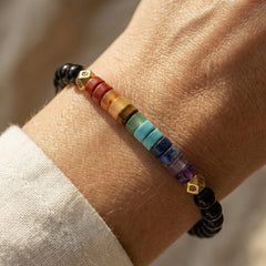 Bransoletka 7 czakr z czarnym obsydianem i ametystem, koraliki 4mm, biżuteria z kamieni naturalnych na nadgarstku.