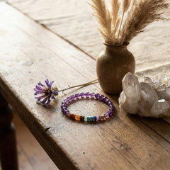 Bransoletka z ametystu i 7 kamieni czakr z mini koralikami na drewnianym blacie w stylu boho.