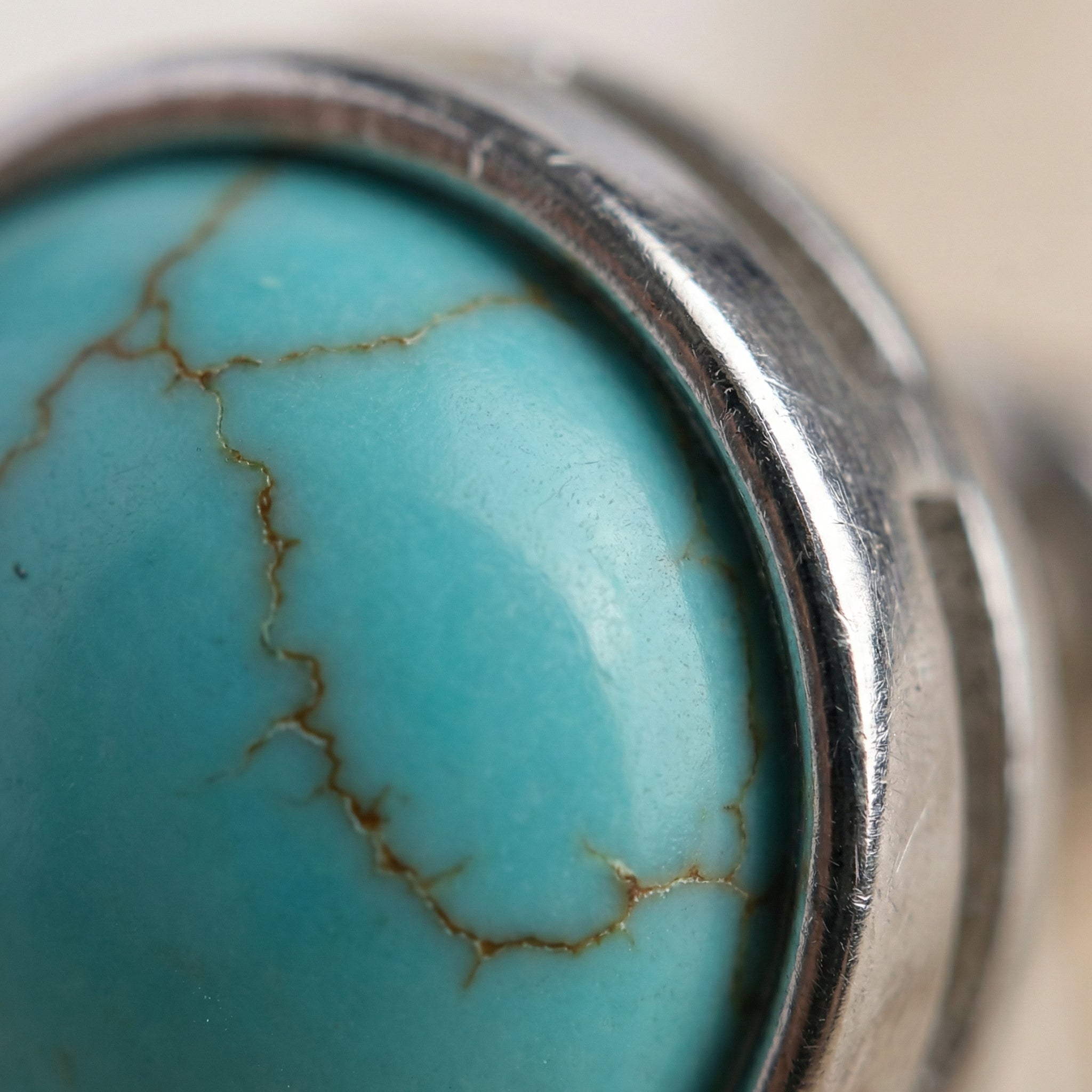 Zawieszka z turkusem syntetycznym i stalą w kolorze srebrnym - zdjęcie 3