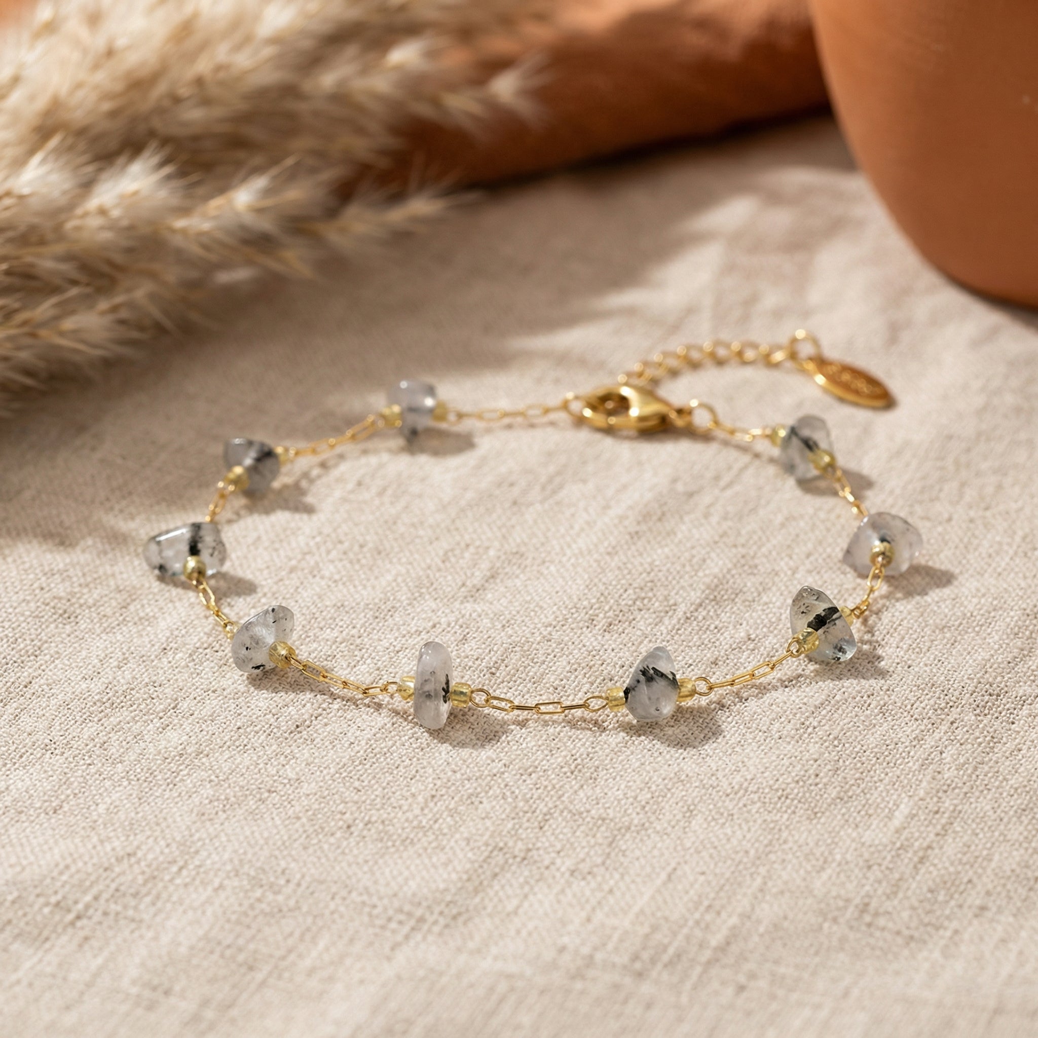 Bransoletka z kwarcem różowym i pozłacanym wykończeniem - zdjęcie 1