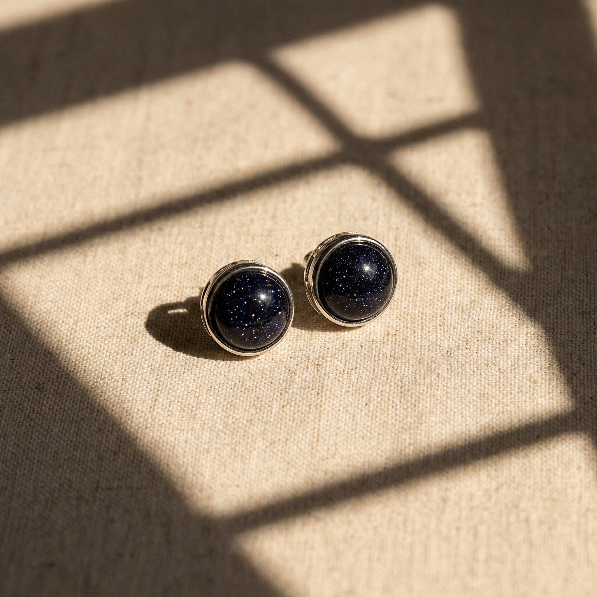 Kolczyki sztyfty z piaskiem niebieskim i srebrnym wykończeniem - zdjęcie 5