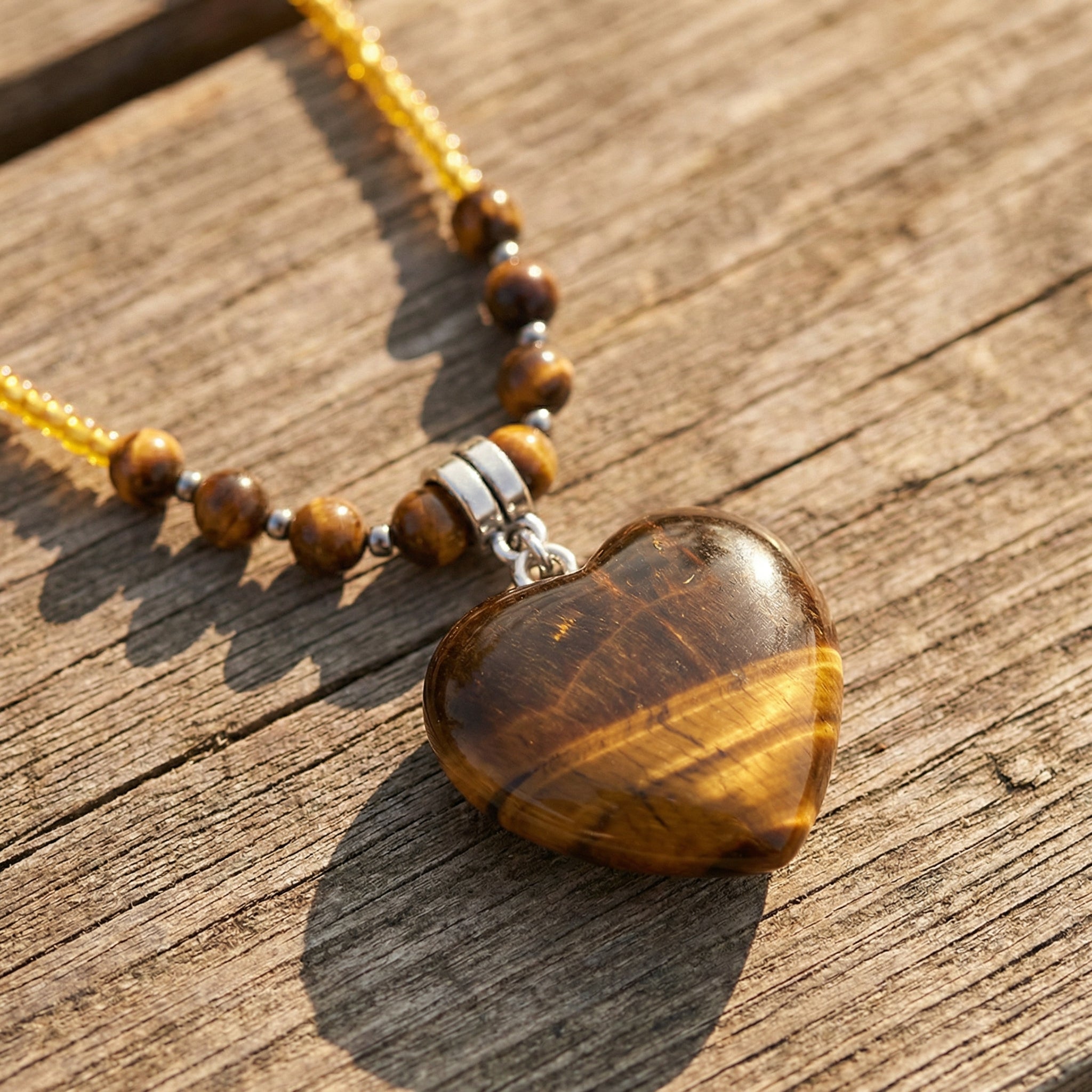 Naszyjnik z tygrysim okiem w kształcie serca i koralikami vintage - zdjęcie 1