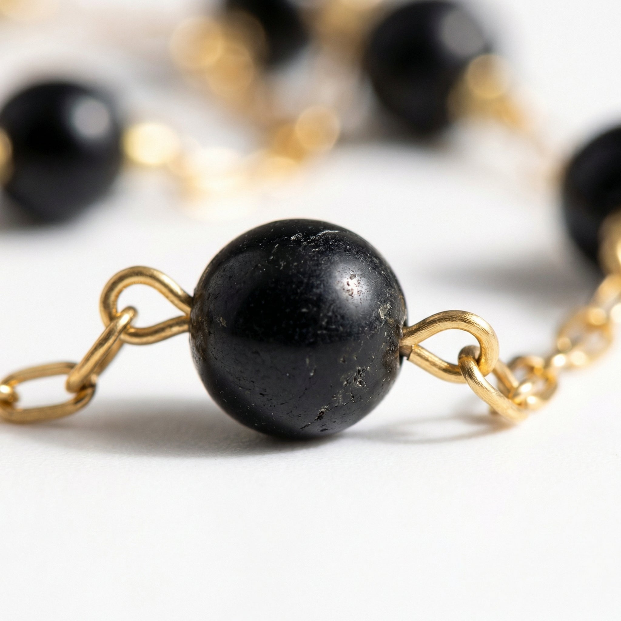 Bransoletka z obsydianem czarnym i miedzią w kolorze złotym - zdjęcie 3