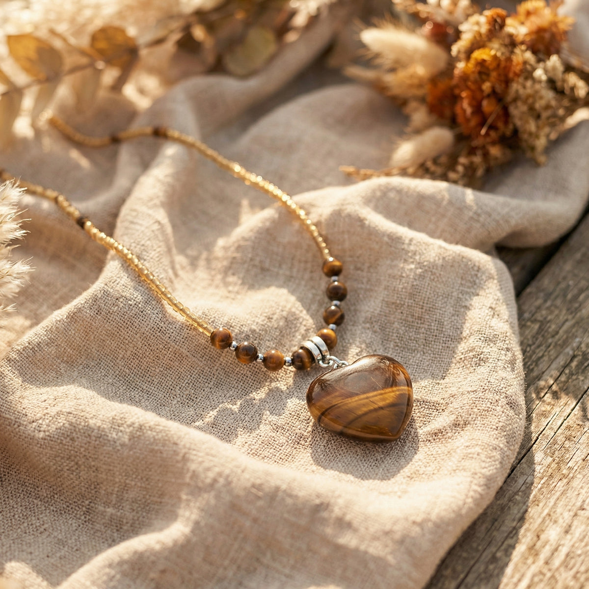 Naszyjnik z tygrysim okiem w kształcie serca i koralikami vintage - zdjęcie 2