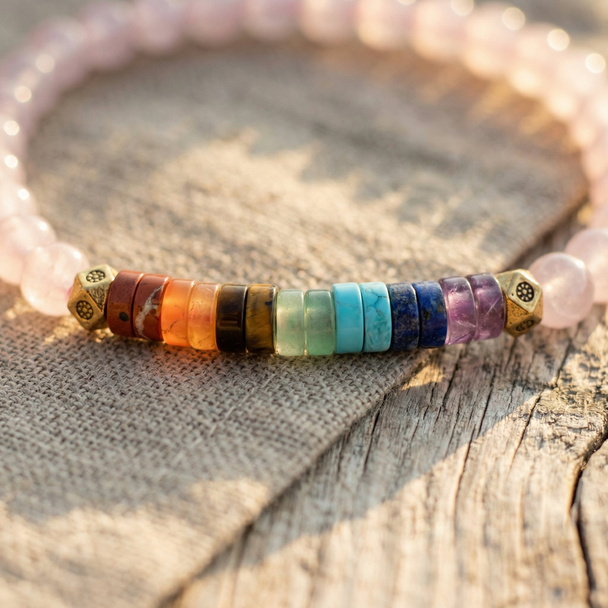 Bransoletka z kwarcu różowego i ametystu 7 czakr. Kolorowa biżuteria z kamieni naturalnych w stylu boho.