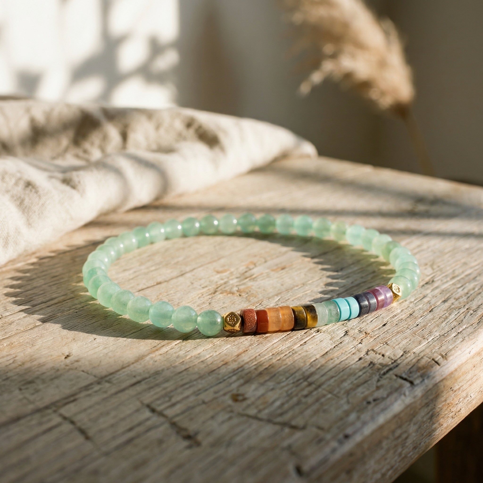 Bransoletka z zielonym awenturynem i kamieniami 7 czakr, mini perły 4mm w naturalnym stylu boho.