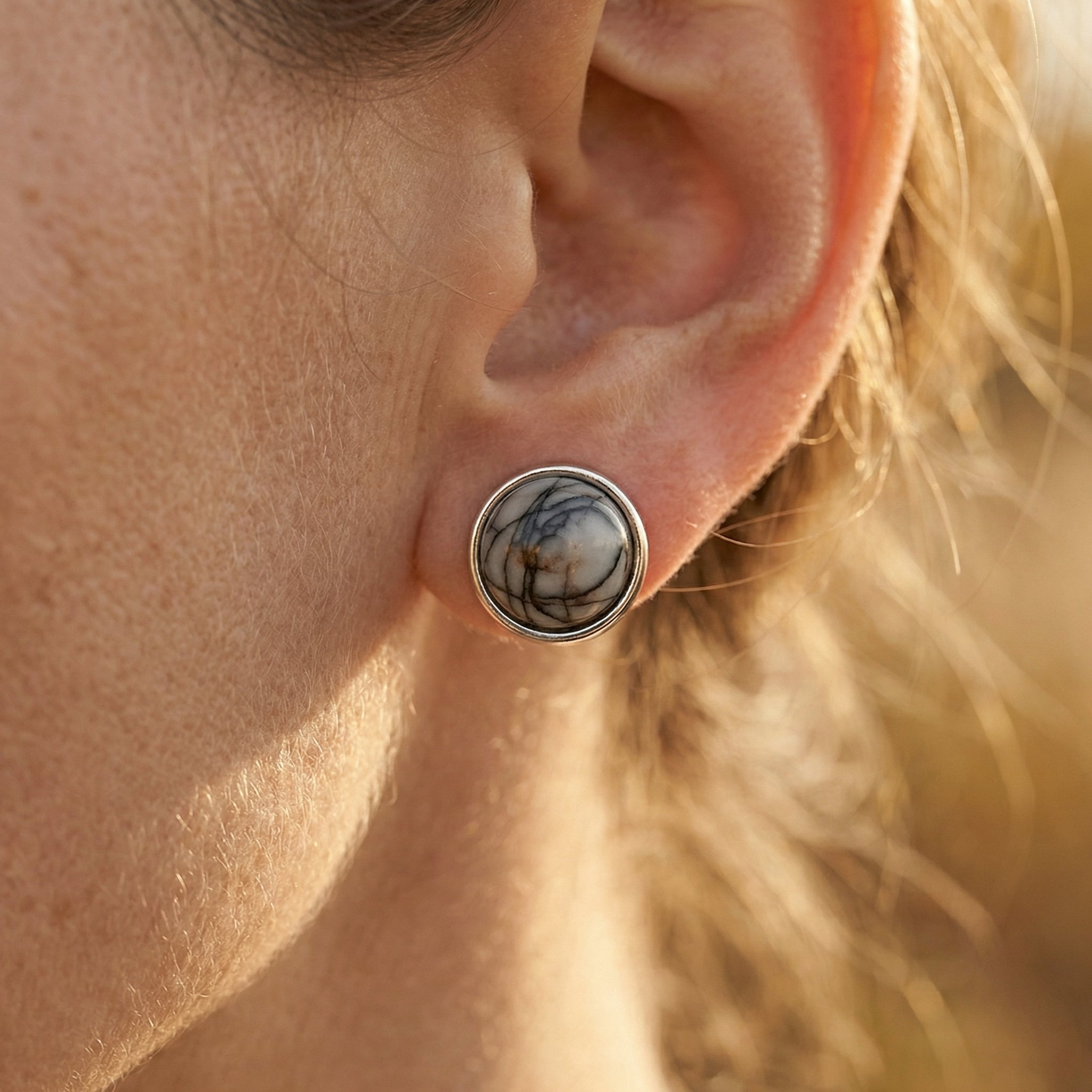 Kolczyki sztyfty z black line stone i srebrnym wykończeniem - zdjęcie 6