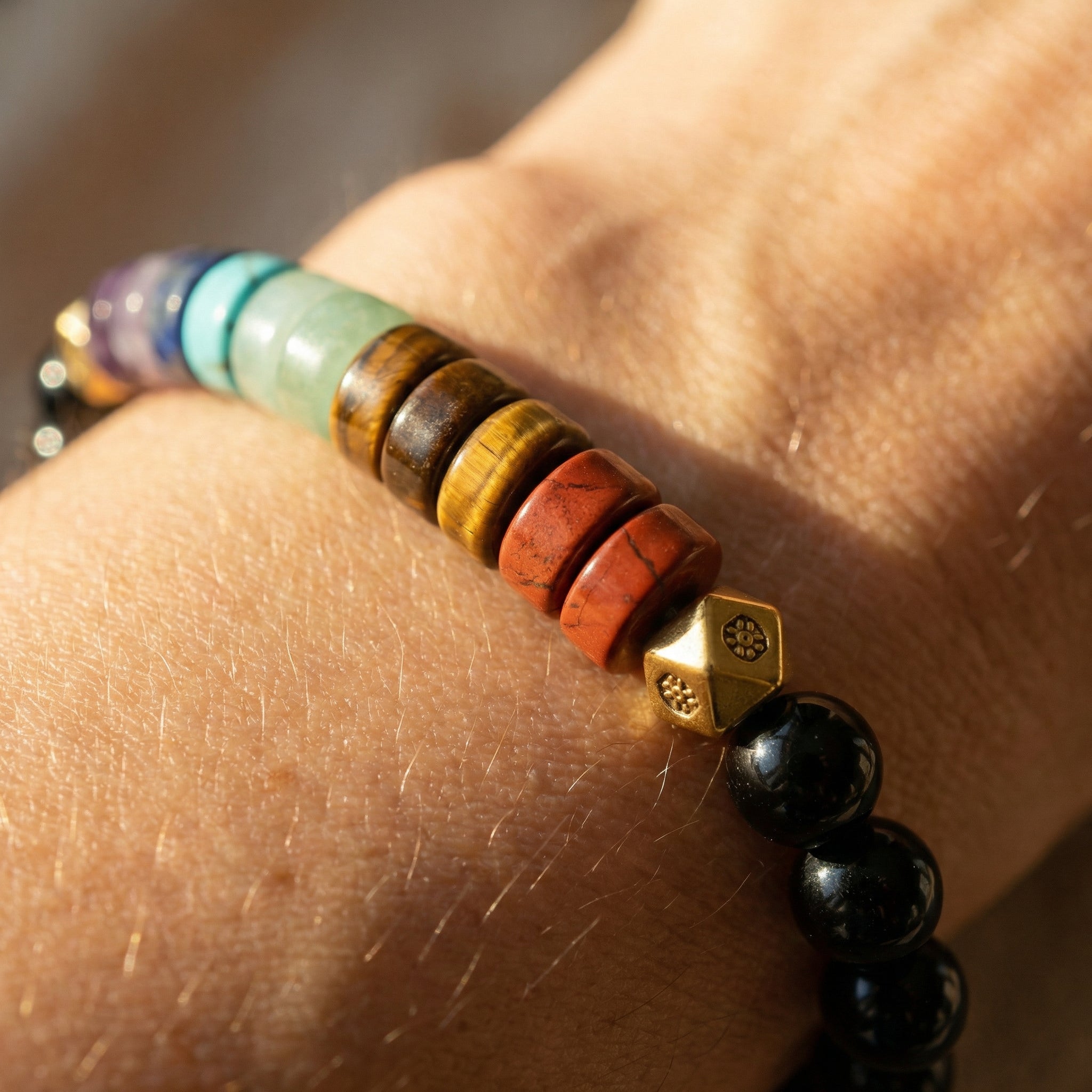 Bransoletka 7 czakr z czarnym obsydianem i ametystem, kolorowe kamienie naturalne 4mm na nadgarstku.