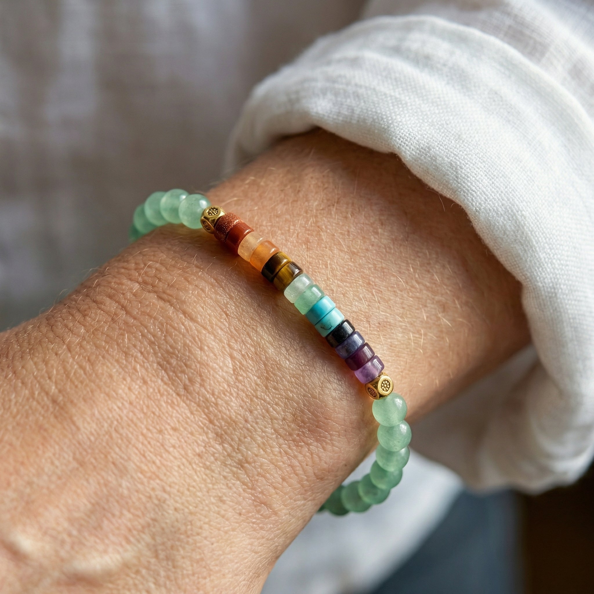 Bransoletka z naturalnym awenturynem i kamieniami 7 czakr 4mm na nadgarstku. Kolorowa biżuteria boho.