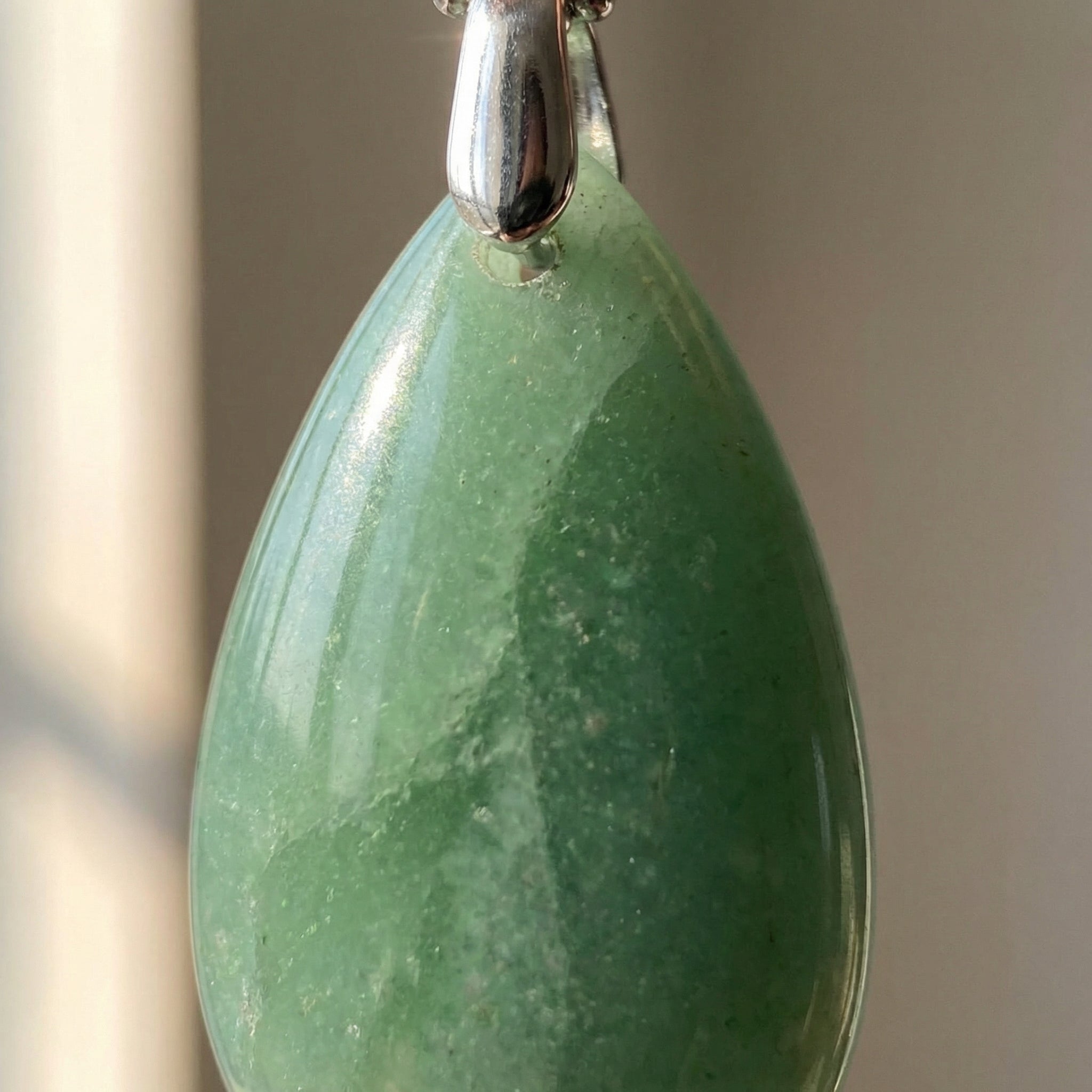 Naszyjnik z naturalnym awenturynem zielonym w kształcie szlachetnej kropli - zdjęcie 3