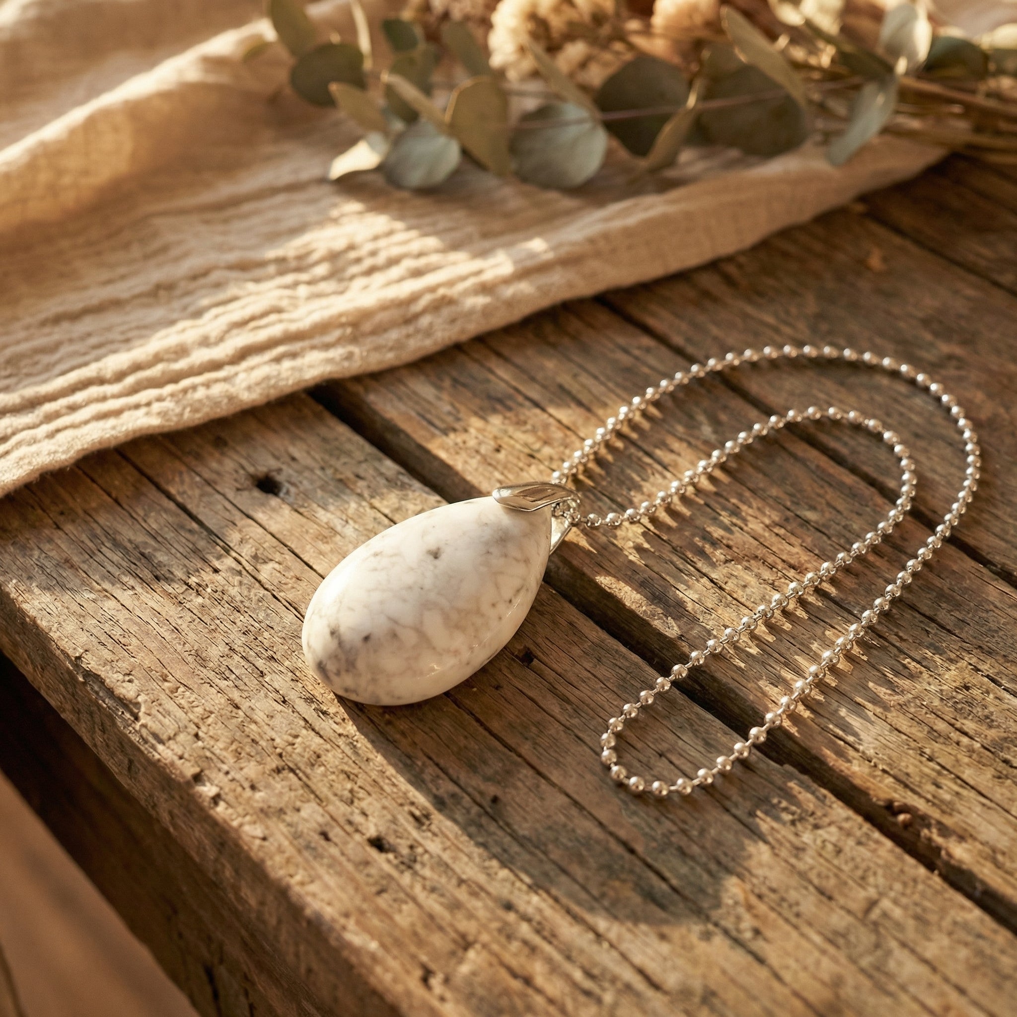 Naszyjnik z białym turkusem w kształcie eleganckiej kropli - zdjęcie 2