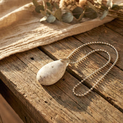 Naszyjnik z białym turkusem w kształcie eleganckiej kropli - zdjęcie 2