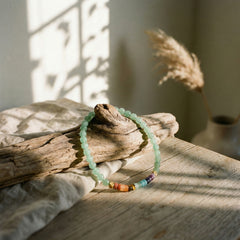 Bransoletka z zielonym awenturynem i kamieniami 7 czakr 4mm na kawałku drewna w naturalnym stylu.
